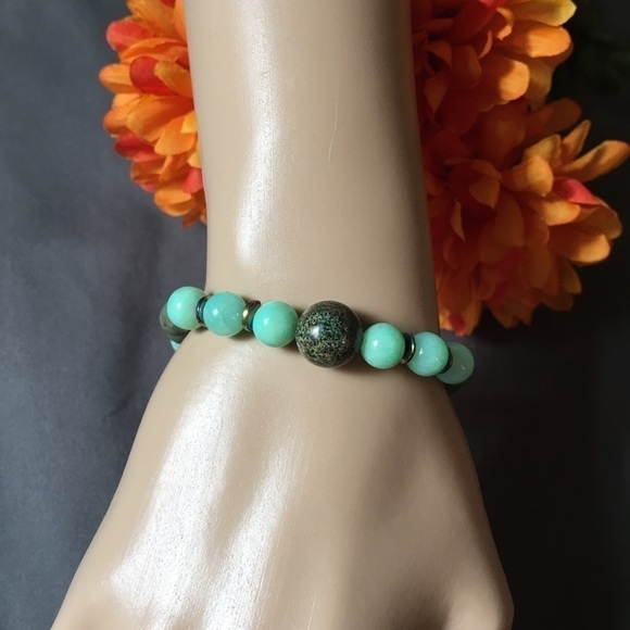 Handmade Green and teal stretch beaded bracelet - Picture 3 of 3